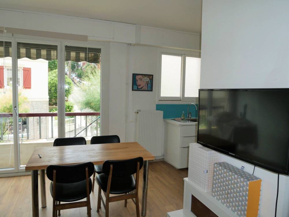 salle à manger T2 meublé Biarritz